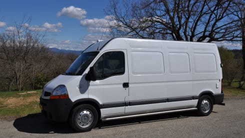 Fully equipped 2-person Renault camper van with bed up to 175 x 205 cm