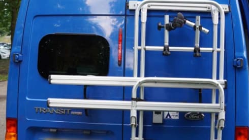 Sky – 2p Ford bus uit 2005