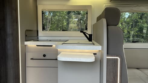 Location de camping-car semi-intégré de luxe Benimar – automatique – 5 places – 2026