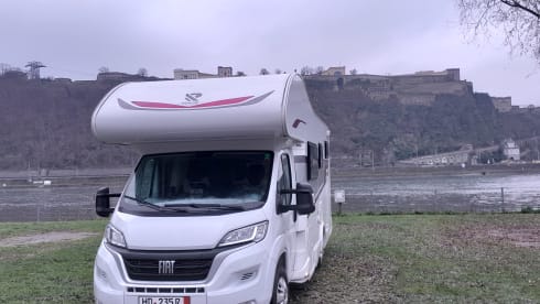 Happy Tour – 6-person Ahorn family camper Alcove 2018 with fixed beds 