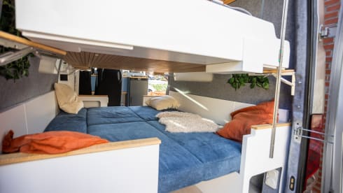 NIEUW Buscamper – 5p off-grid, 160pk, automaat, 2x2p lengte bedden 😴 🌞