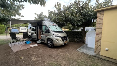 Very luxurious camper, 5.99 m, automatic, 2 length beds