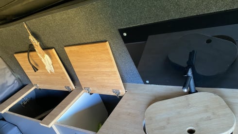 Het gele geluk 💛 – VW T5 yellow bus with modern interior