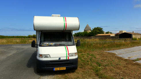 Tricolore – Luxe camper met airco voor gezin met (grote) kinderen