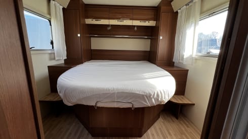 13 LMC T742 – LMC T742 semi-integrated camper 2020
