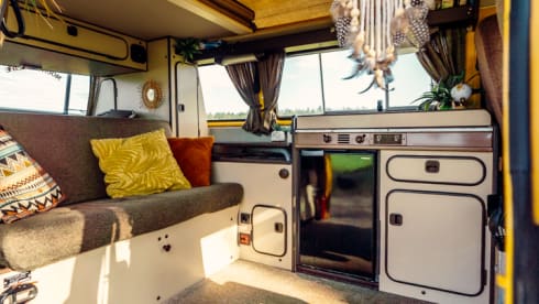 Simba – the yellow retro Volkswagen van with lifting roof