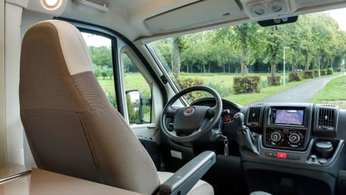 Luxe ruime Adria camper  – Luxurious Spacious Adria camper 