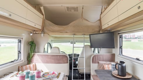 Fransie  – Luxury 5 person Alcove camper from 2017: Fransie