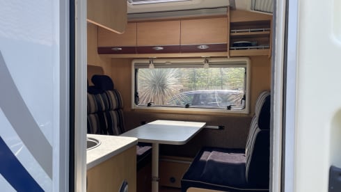 3p. Compact, complete and comfortable Sunroof Dethleffs semi-integrated.
