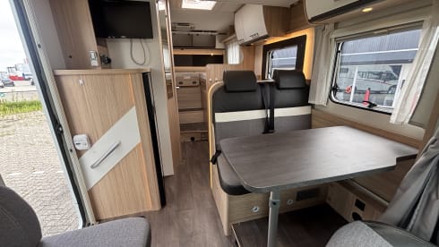 T67s2 – SunLight T67s 4-person (with roof air conditioning!)