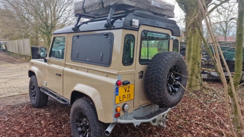 Boelo – Defender 90 300 TDI with roof tent and awning