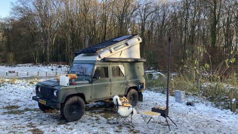 2p Land Rover Defender camper with lifting roof
