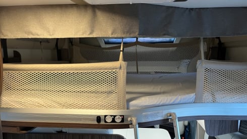Luxe moderne (170pk) familiecamper met groot 2/3p bed en 2p hefbed