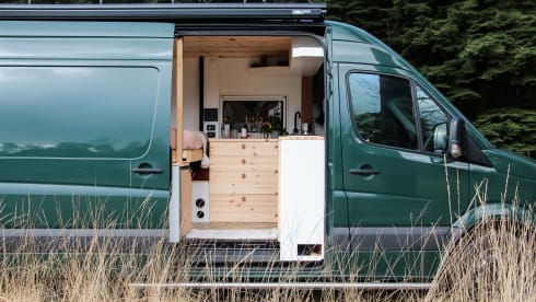 Highlander – Fast, cool and cozy camper bus!