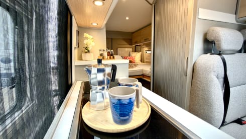 Making Memories 10 – Hymer Free 602 Automatik, Baujahr 2024, mit Aufstelldach und Fahrradträger für 4 Personen