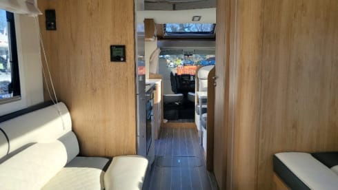 Auto Roller 747 – 2024 Roller Team Auto Roller 747 automatic six berth + six seatbelts 