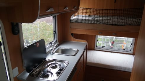 McLouis – Neat 6 person McLouis alcove camper with bunk bed