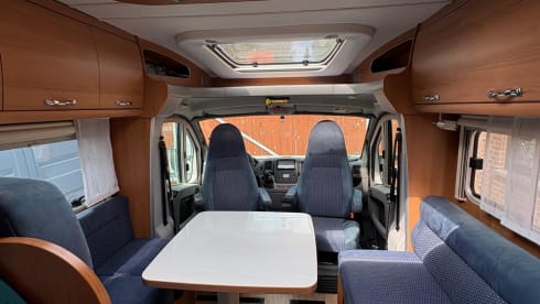 Lovely luxury camper 4p LMC semi-integrated from 2009 
