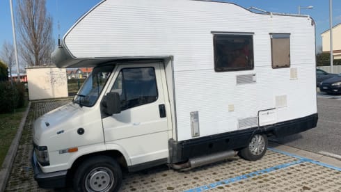 Greenshare – Camper Time Machine: Vintage Travel for Epic Adventures!