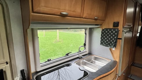 Happy Glamper – VERY SPACIOUS HYMER 644 CAMP, ALCOVE 6 PERSON XXL GARAGE