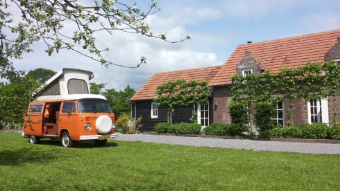 Lady Orange – Volkswagen Camperbus from 1974 (4 pers)