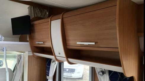 Cel4night – 7-seater overcab motorhome