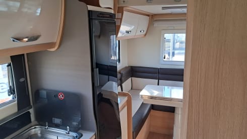 Luxe Etrusco Automaat met enkele bedden/hefbed ,grote garage