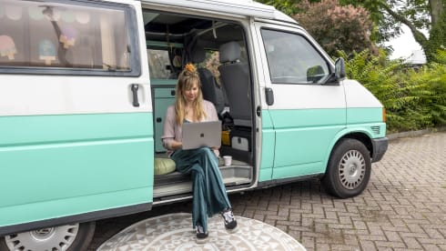 Bessie – 4p Volkswagen T4 campervan with lifting roof