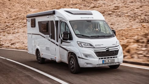Luxe Sunlight V66 Adventure, semi-integrated camper
