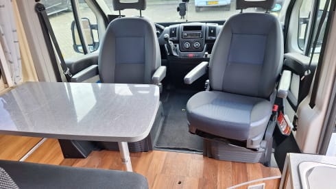 Compact and cozy 2-person Citroën Jumper Globecar bus from 2015