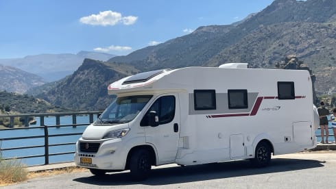Roadhouse camper naam roadsurfer – 4p Roller Team semi-integrated from 2021