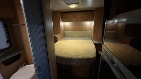 Luxury 4/5 person Ford Camper CHALLENGER with Queen bed.