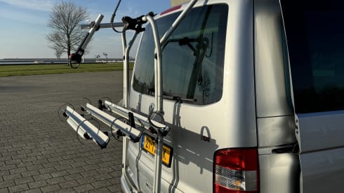 bear hunter – 4p Volkswagen California T5 bus 