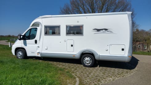 Very luxurious 2-3p Laika semi-integrated camper