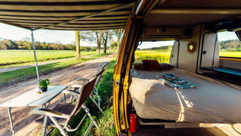 Simba – the yellow retro Volkswagen van with lifting roof