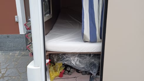 We start with a beautiful Camper Chausson with sloping ceilings for 6 people!