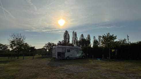 Nice fully equipped camper for 4 people