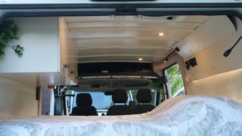 Zonnewijzer – Winter-Proof Off-Grid Campervan with Solar, Nespresso, Oven and more!