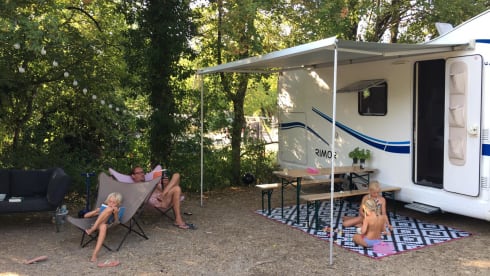 Koos – Cozy 5p alcove camper from 2015