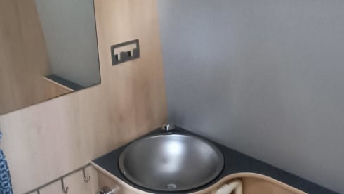 Avanti La Strada – Luxury Bus Camper | 4 sitting/3 sleeping | Kitchen/Toilet/Motorcycle air conditioning/Bicycle carrier