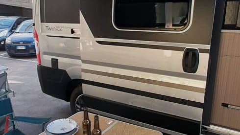 JUNIOR SUITE  – Adria Van 600 familie met 4 zitplaatsen