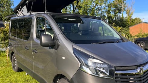 Bazz Van Dan – Campervan Vauxhall a 4 posti letto