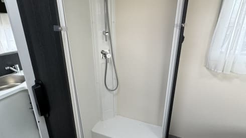 Hugo – Comodo e moderno camper Rollerteam - Assicurazione gratuita 