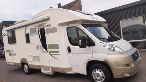 CI X-TIL – Very luxurious 4 person camper with queen bed and pull-down bed, lots of storage space