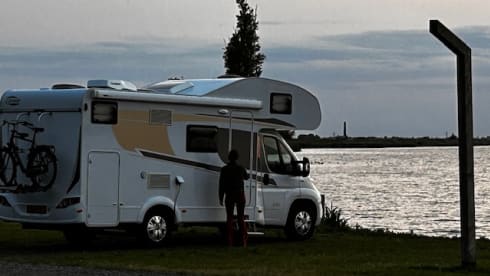 LiKaJo – Beautiful young 4-person Carado alcove from 2019