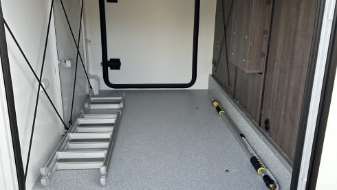 Location de camping-car semi-intégré de luxe Benimar – automatique – 5 places – 2026