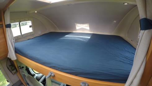 Gezellige en complete – 5-person Adria Mobil alcove > (electric) bicycles inside the garage