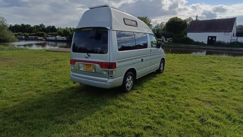 Hightop deluxe  – MAZDA BONGO DELUXE HIGH TOP 2 BERTH  