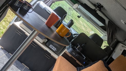 Callie the Caddy – Off-Grid 4x4 van. Insurance included!