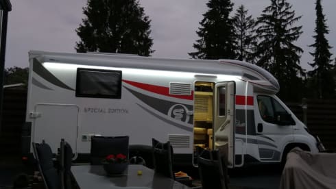 Luxurious Elnagh T-loft 591, diesel engine 150 hp, manual, driving license B